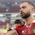 Bersama Suporter, Jordi Amat Temukan Kekuatan dalam Kelemahan